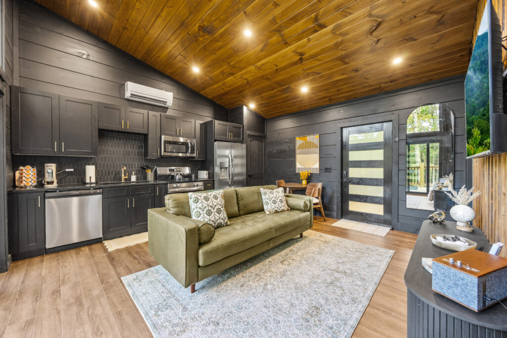 Elegant and trendy luxury minicabin in the Smoky Mountains, custom-built and fully equipped by MCHB. A high-performance turnkey rental asset featuring tailored appliances and premium finishes.